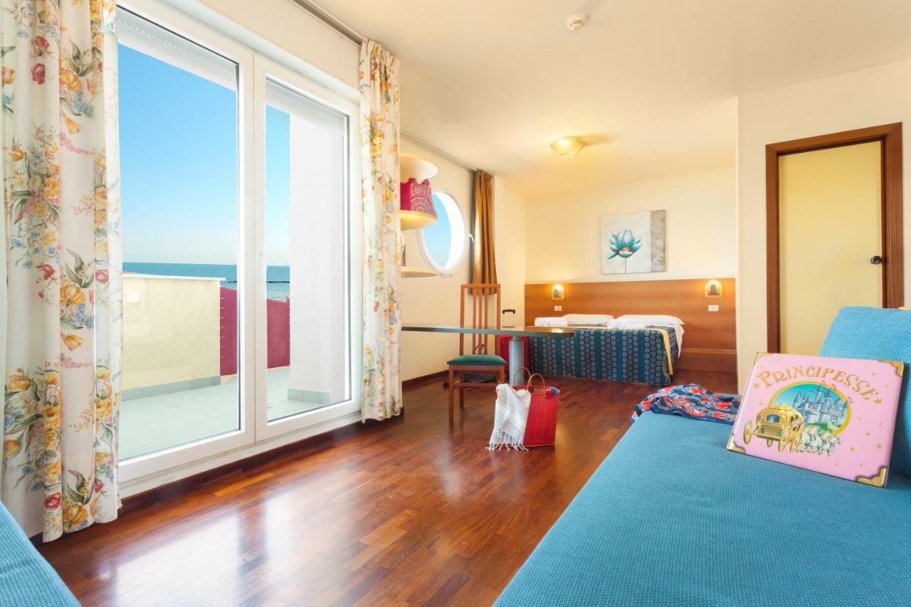 Hotel Atlantic Vista Mare Πέζαρο Εξωτερικό φωτογραφία